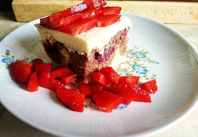 Vanilla chocolate strawberry cake