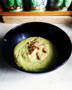 Green pea soup with crispy bacon